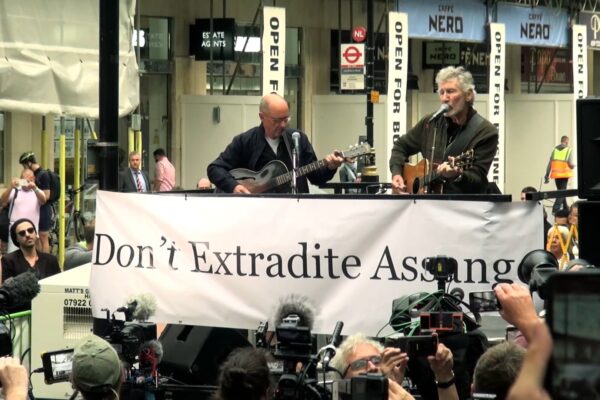 Roger Waters: “WISH YOU WERE HERE” for Julian Assange